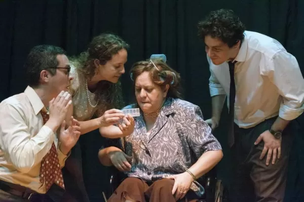 Una madre en peligro por hijos frustrados en una obra de teatro tucumano