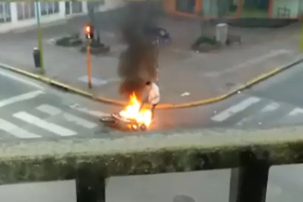 Video: tras chocar con una moto, un automovilista se bajó y le prendió fuego al rodado