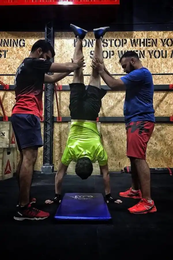 COLABORACIÓN. Flexiones de brazos en vertical: “Hand stand push ups”. 