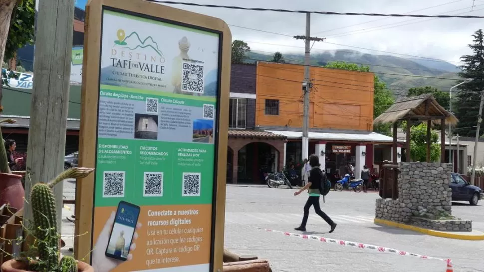 CÓMO ACCEDER. Desde un smartphone hay que escanear el código QR que aparece en estos carteles. Tucumán Turismo.-
