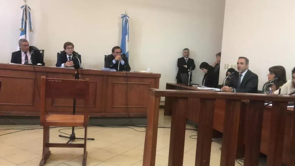 UNA ESCENA DE LA AUDIENCIA. El fiscal López Ávila habla (Sierra de Peñalba está sentada a su lado) en el acto oral y público que preside el juez Pedicone. 