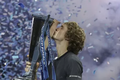 El alemán Zverev frenó a Djokovic y ganó el Masters de Londres