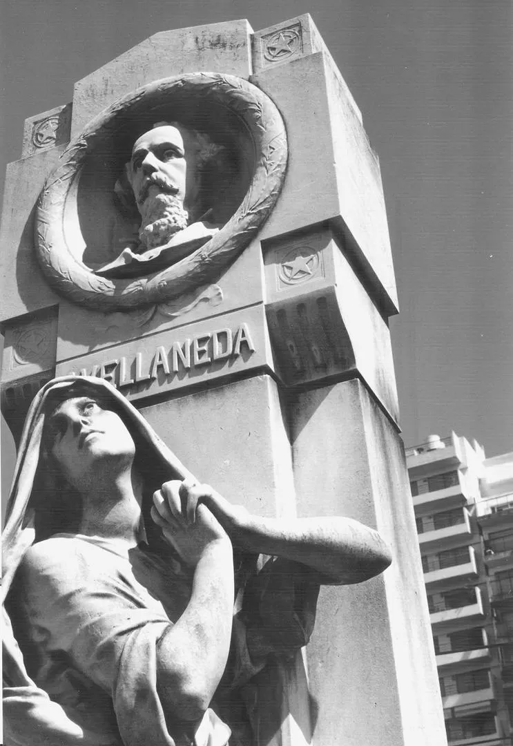 TUMBA EN LA RECOLETA. En 1908, trasladaron allí los restos de Avellaneda. Las  figuras fueron esculpidas por Jules Coutan. 