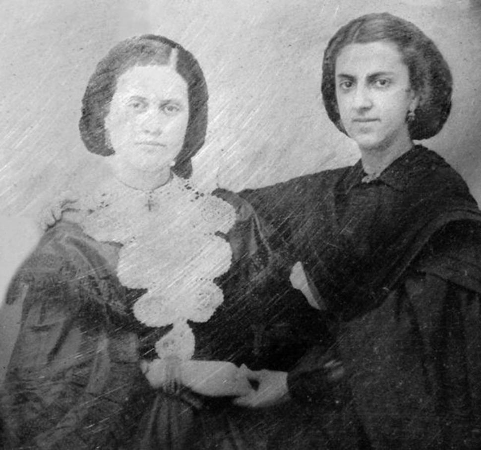 CARMEN NÓBREGA DE AVELLANEDA. La esposa del presidente, a la derecha, junto a su suegra, Dolores Silva de Avellaneda.