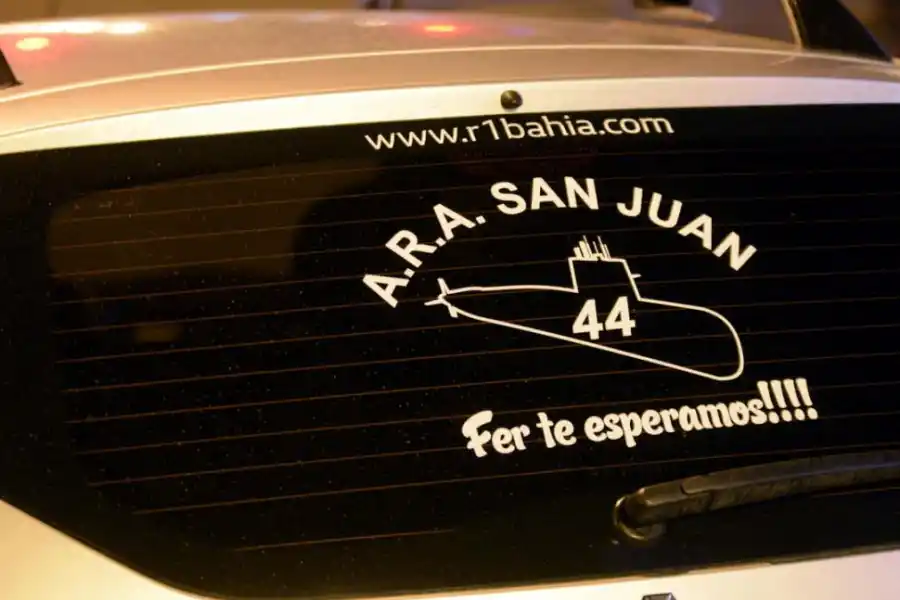 RECUERDO. La luneta del auto, con un mensaje especial.  fotos reuters