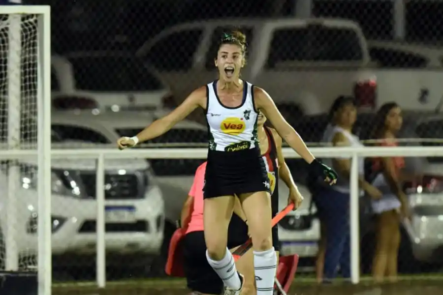HEROÍNA. Josefina Pardo grita con el alma el segundo gol de su cosecha personal.  