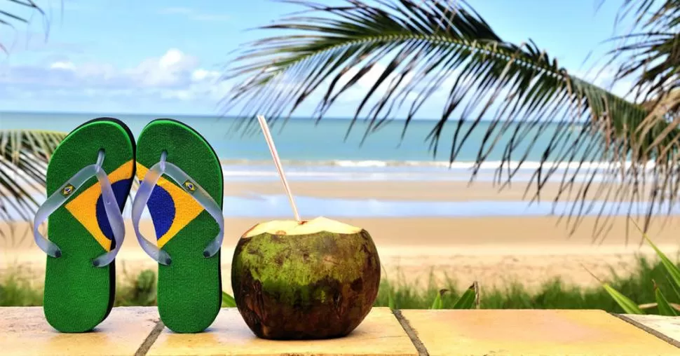 UN GUSTITO. Tomar agua de coco en una playa de Florianópolis puede llegar a costar unos $ 79. 