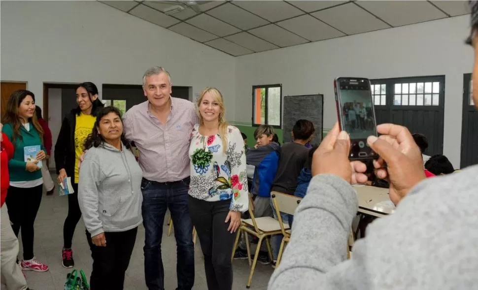LA PAREJA VISITA UNA ESCUELA. El gobernador Morales y Snopek en un establecimiento de San Salvador de Jujuy. twitter @MoralesGerardo1