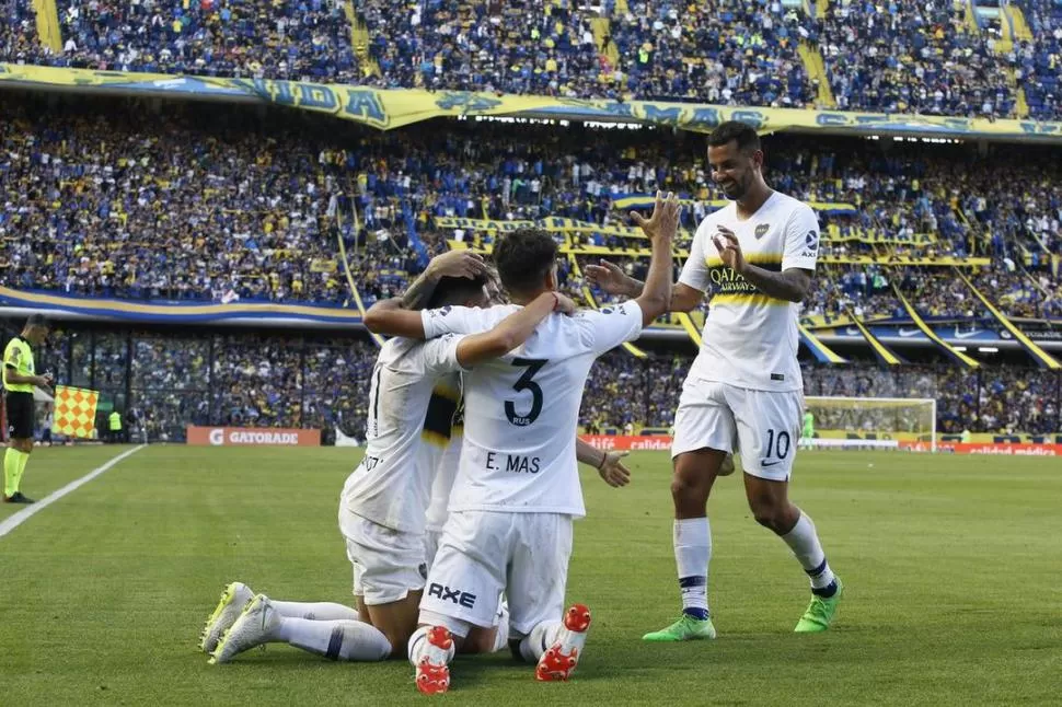 FESTEJOS. Edwin Cardona se une a Emmanuel Mas (3) quien celebra junto Cristian Espinoza el gol que le permitió a Boca ganarle 1-0 a Patronato.  prensa boca juniors