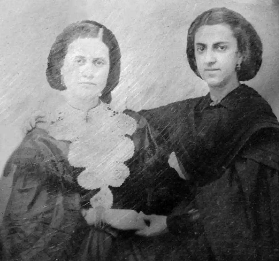 CARMEN NÓBREGA DE AVELLANEDA. La esposa del presidente, a la derecha, junto a su suegra, Dolores Silva de Avellaneda.