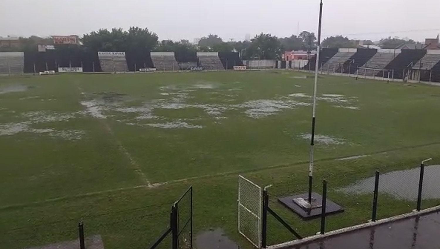 BAJO EL AGUA. Gran parte del terreno de juego de Central Norte quedó inundado.