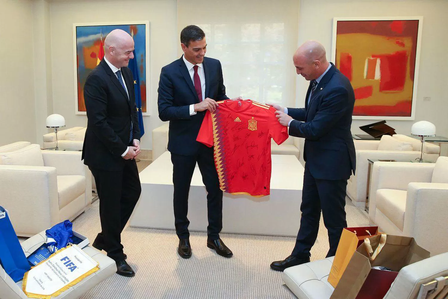 EN EL GOBIERNO ESPAÑOL. El presidente Pedro Sánchez recibió a Luis Rubiales y a Gianni Infantino en Madrid.