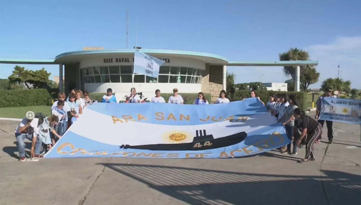 Familiares realizaron un banderazo para exigir que se rescate el ARA San Juan