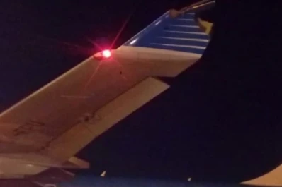 Insólito accidente en Ezeiza: se rompió el ala de un avión cuando celebraban el retiro del piloto