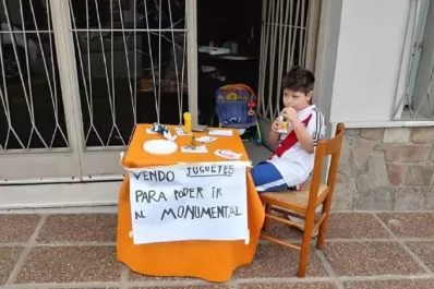 Un nene puso en venta sus juguetes para poder ir al Superclásico