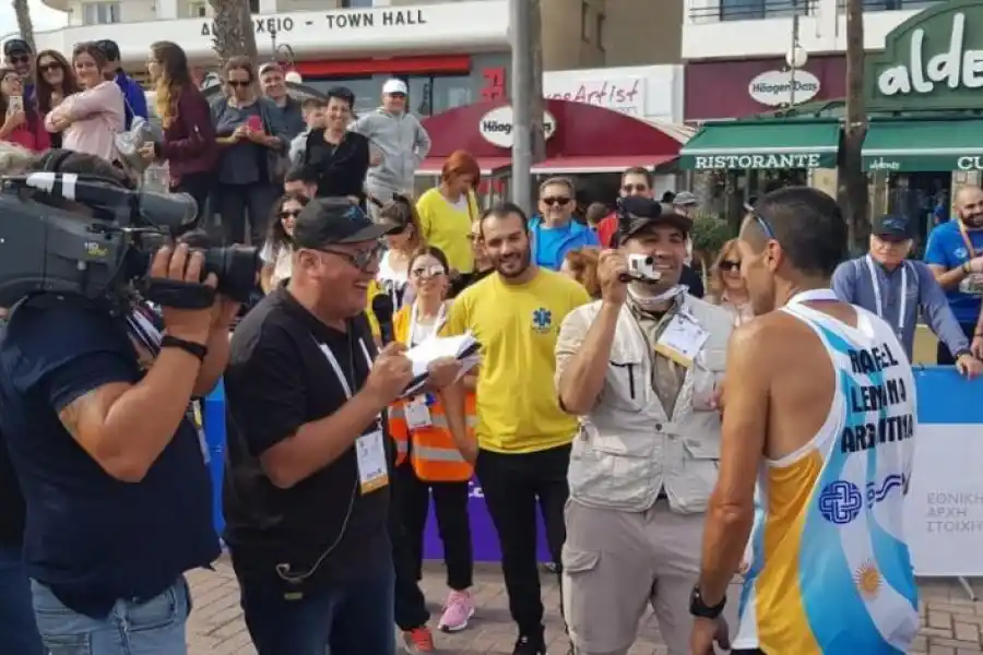 FAMOSO. Lencina, “acosado” por los medios locales; su triunfo lo volvió muy popular entre los aficionados chipriotas. 