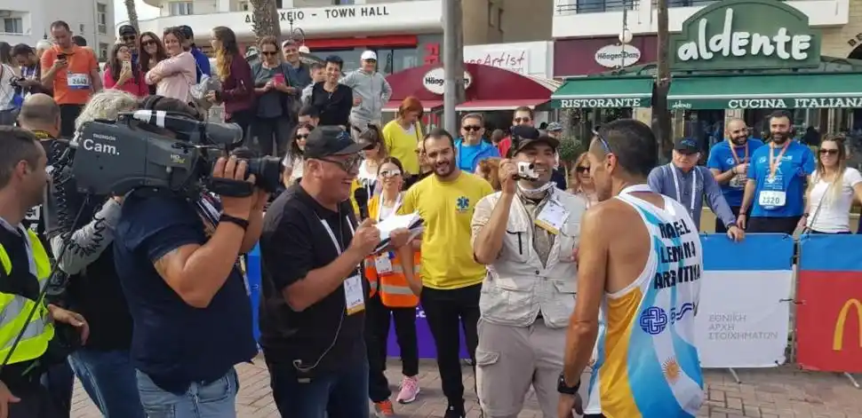 FAMOSO. Lencina, “acosado” por los medios locales; su triunfo lo volvió muy popular entre los aficionados chipriotas. 