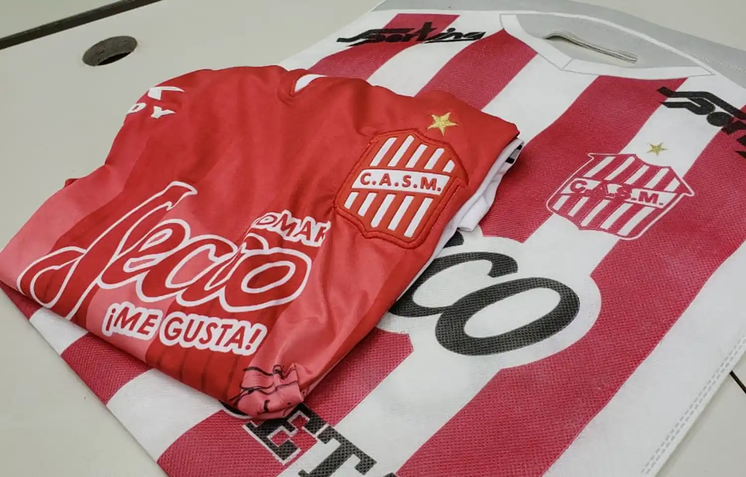 SORTEO VAR. Una camiseta de San Martín autografiada por Rodrigo Moreira y Juan Jaime.