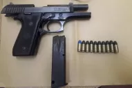 Dos delincuentes le dispararon a la Policía con un arma que le robaron a la fuerza