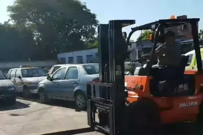 Video: los vehículos mal estacionados serán levantados con un montacargas