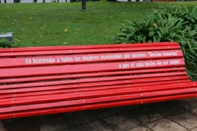 Contra la violencia de género: pintan de rojo bancos de las plazas en Tafí Viejo
