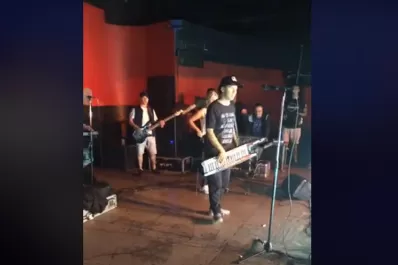 Pablo Lescano cumplió: tocó gratis para un grupo de alumnos que aprobaron todo