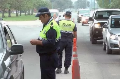 Tengo balas para todos ustedes: la amenaza de un motociclista a los policías en un control vial