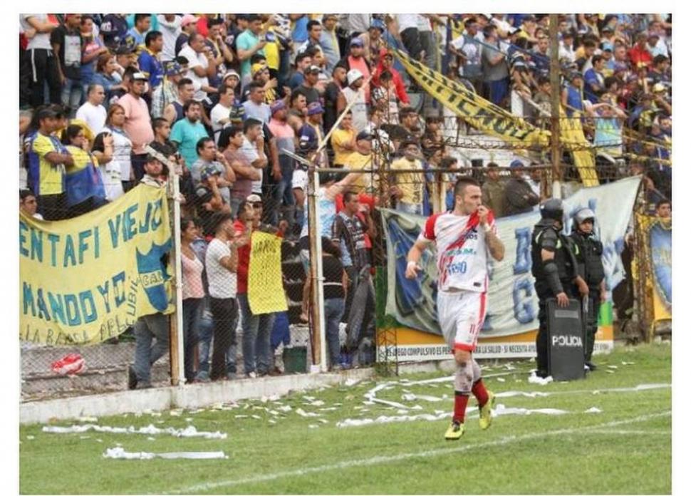 AMOR ETERNO. Facundo Cruz besa el escudo de la camiseta del “Tigre”, tras anotar el tercer gol.