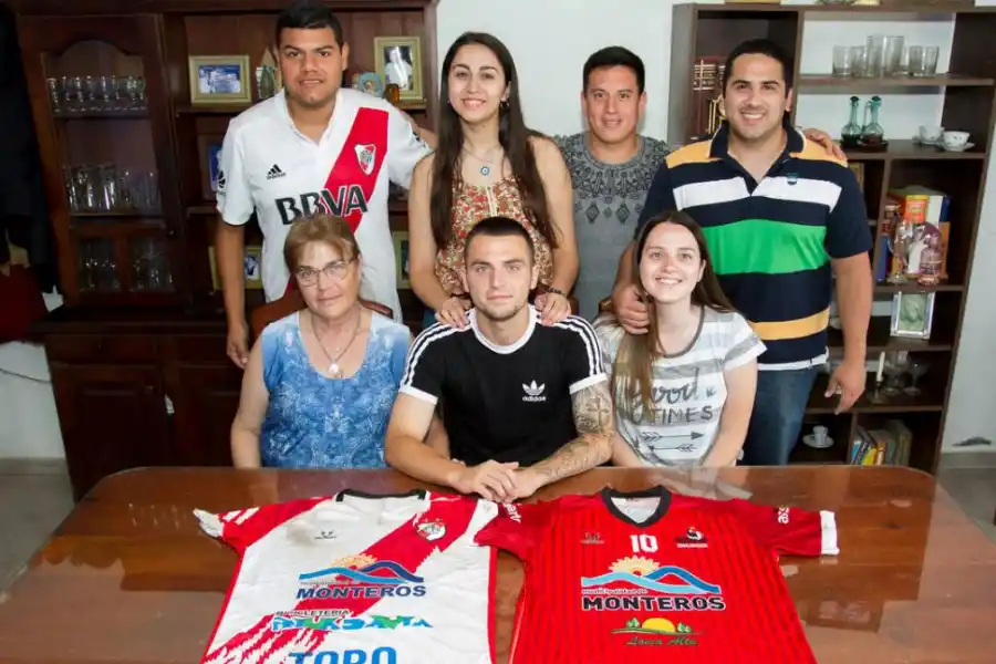 TODOS FELICES. La familia Cruz celebró ayer el nuevo logro conseguido por el ídolo de la casa y posaron con las camisetas de Ñuñorco y Social Monteros. foto de Michelin Andujar