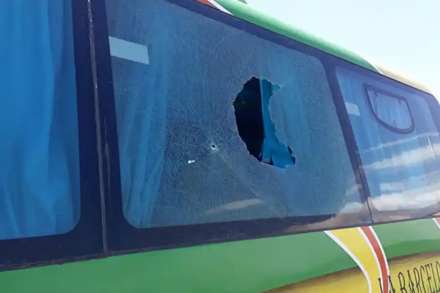 Destrozaron los vidrios de un colectivo cuando pasaba por el puente Barros