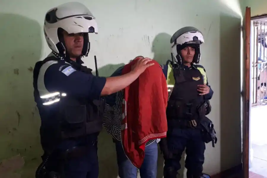 Dos delincuentes le dispararon a la Policía con un arma que le robaron a la fuerza