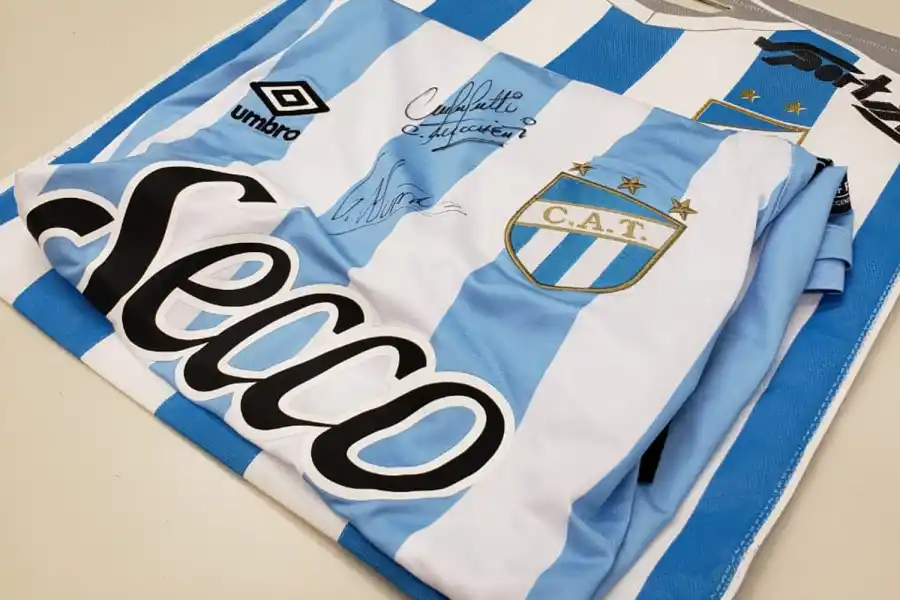 SORTEO VAR. Una camiseta de atlético autografiada por Lucchetti, Núñez y Cuello.