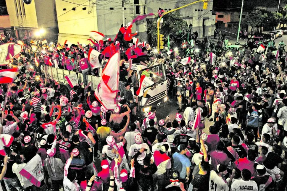 APOTEÓTICO. Todo Monteros se volcó a las calles para saludar a los campeones liguistas. La celebración se prolongó hasta altas horas de la madrugada de ayer.  