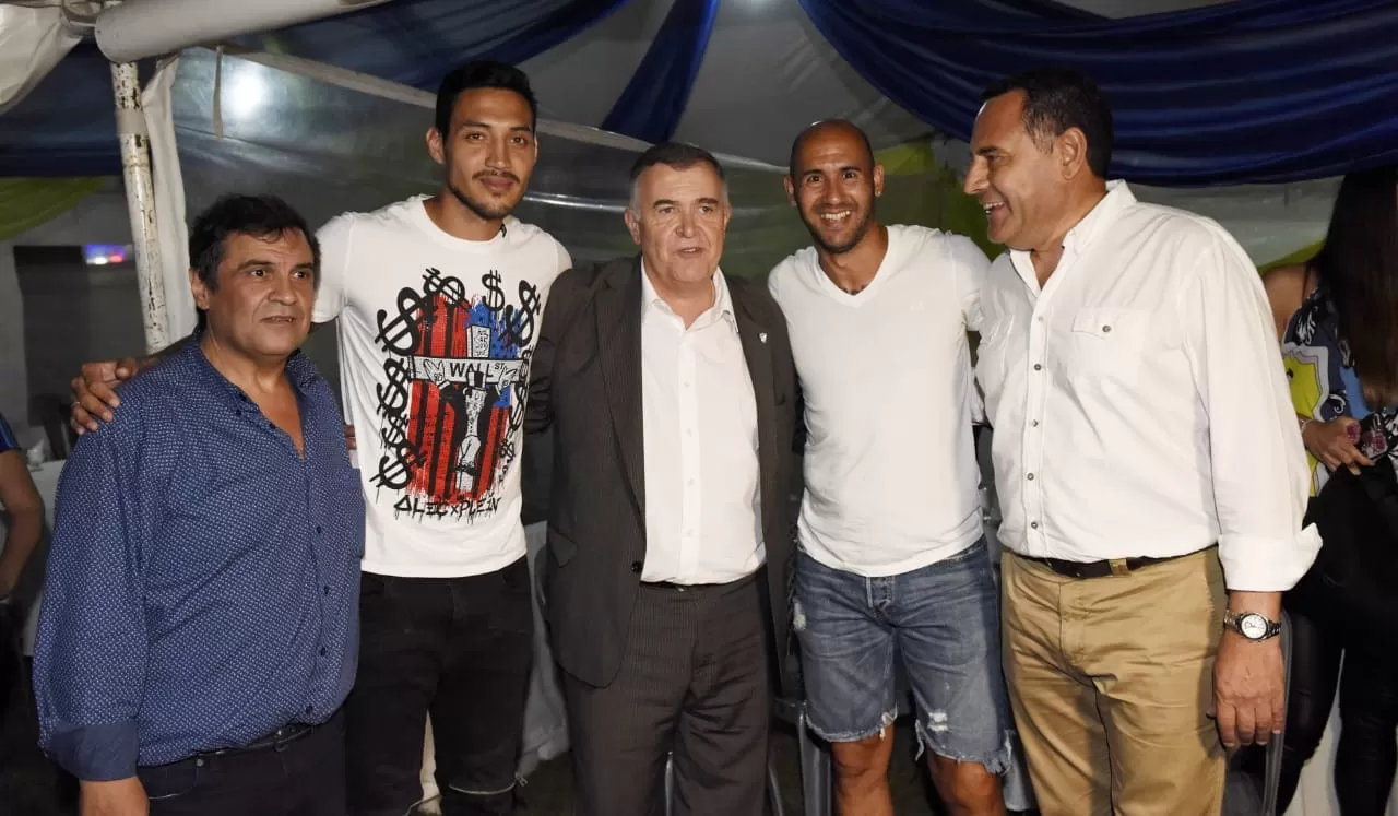 FELICES CON JALDO. El intendente de Lules, Carlos Gallia, con los jugadores de Atlético, el vicegobernador y Regino Amado.