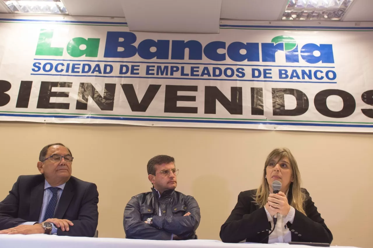REEMPLAZO. El legislador Bourlé, a la izquierda, será sucedido por Sánchez Blas; del espacio de Cisneros.