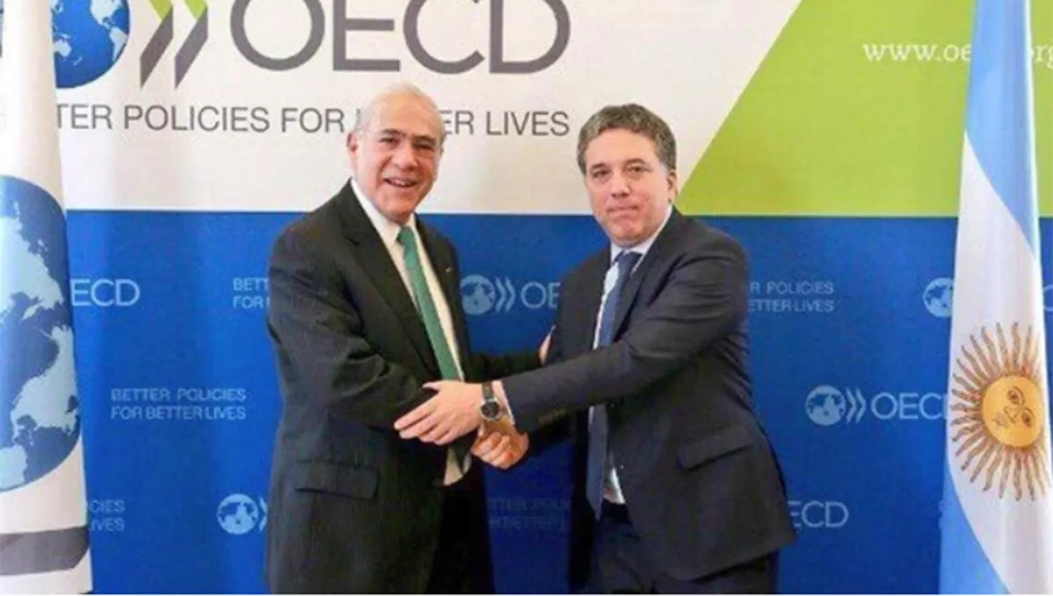 El secretario general de la OCDE, Ángel Gurría, junto al ministro Nicolás Dujovne.