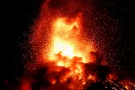 Un volcán escupe fuego cerca de la capital de Guatemala