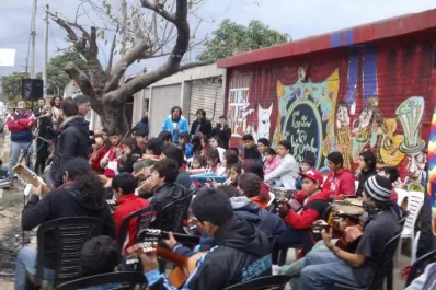 Con vidalas, jazz, rock y ska, festeja los diez años la Orquesta Chivo Valladares