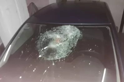 Una más y van...le rompieron el vidrio del auto donde viajaba su hijo de cinco meses