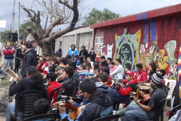 Con vidalas, jazz, rock y ska, festeja los diez años la Orquesta Chivo Valladares