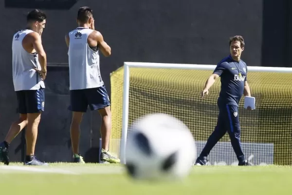 Gallardo y Barros Schelotto juegan una partida de ajedrez