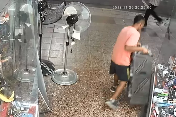 Video: así robaron un parlante de un comercio del microcentro