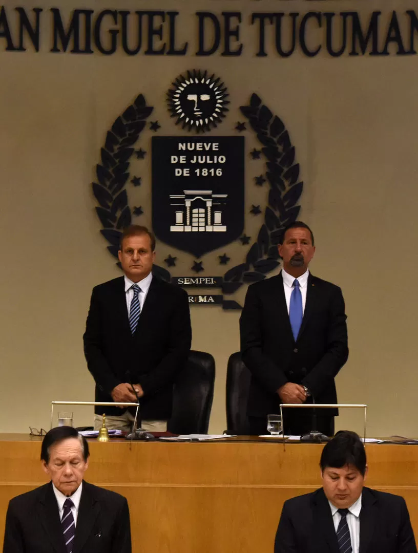 SIN ALFARO. El presidente subrogante de la Legislatura, Fernando Juri (derecha) tomó juramento a Cortalezzi. la gaceta / foto de diego aráoz