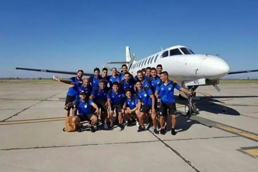  El plantel aprovechará los vuelos de línea directos a Córdoba para viajar. Volarán mañana, a las 9.20. Regresarán tras el duelo, pero en colectivo.