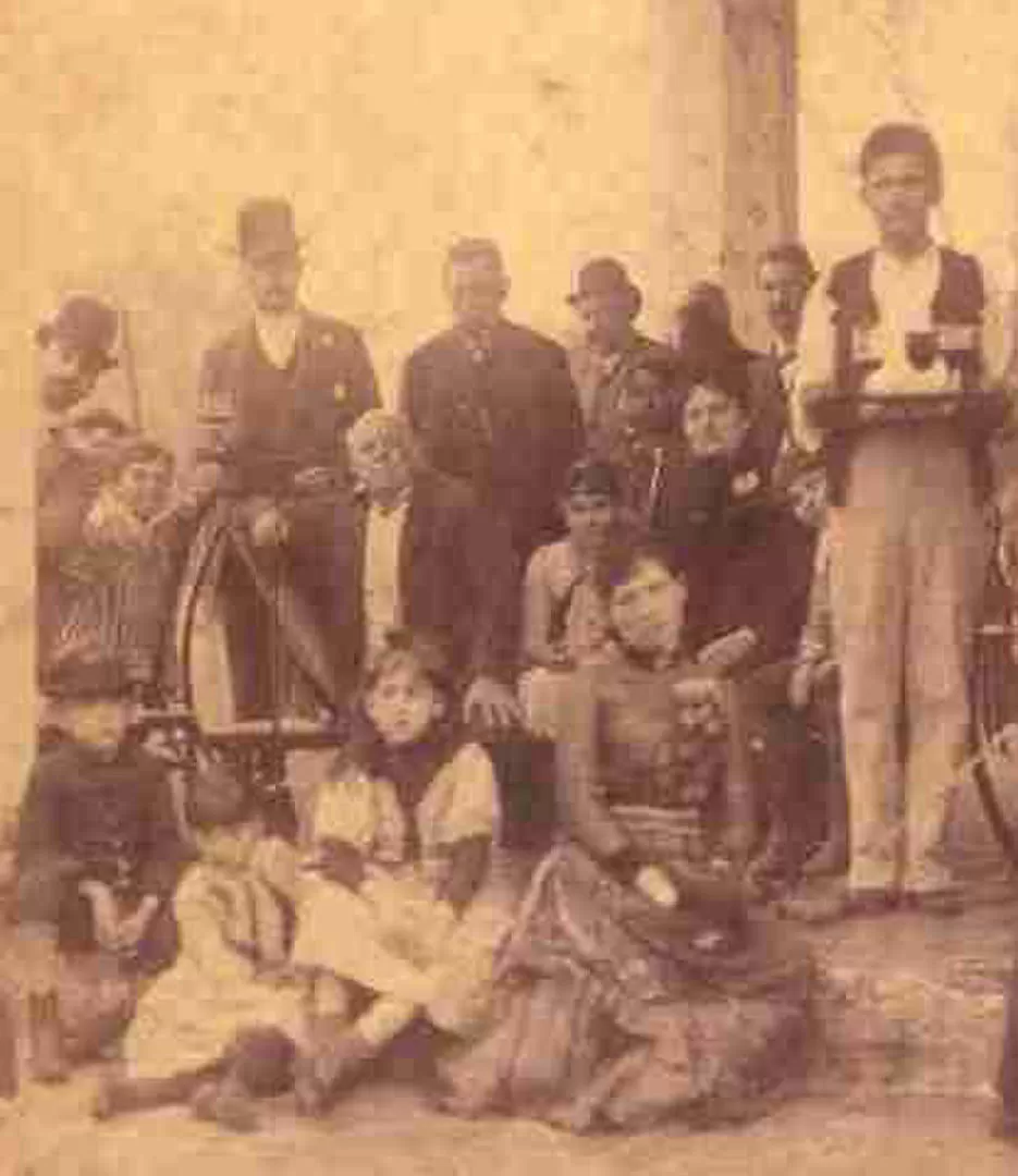DOMINGO FAUSTINO SARMIENTO. La borrosa foto lo muestra sentado y rodeado de amistades, en una casa del pueblo bonaerense de Junín 