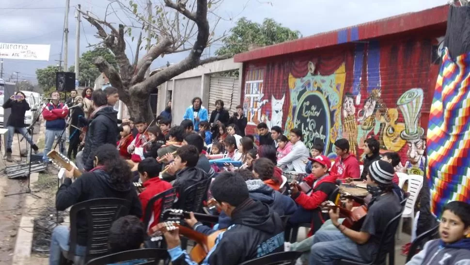 AGRUPACIÓN MUSICAL. Niños y jóvenes de diferentes barrios aprenden a tocar instrumentos y a interpretar. gentileza