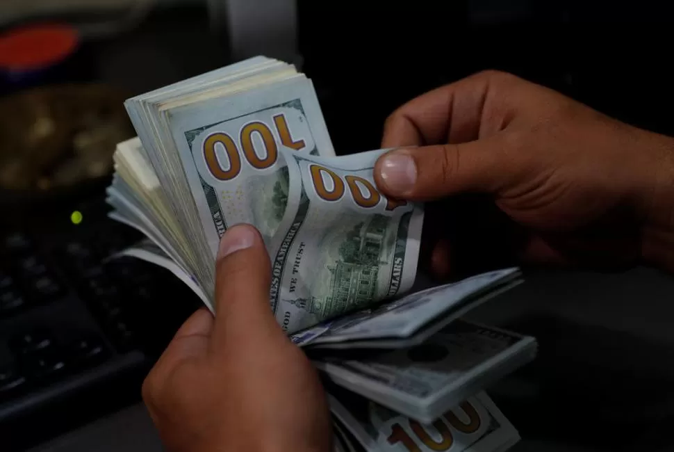 INFLUENCIA. El incremento se produjo “en sintonía con una leve recuperación del dólar en el mundo”, señaló el analista Gustavo Quintana. reuters