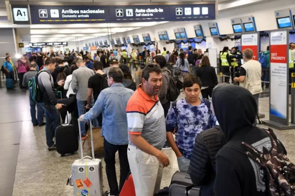 Si hay paro aéreo, se deberán reprogramar 375 vuelos