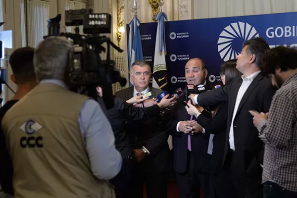 Manzur, preocupado por la eventual suba en la tarifa del transporte público