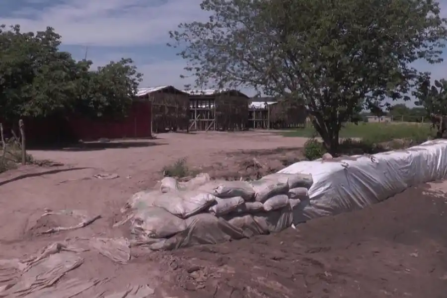 DEFENSA VECINAL. Ante cada lluvia, los lugareños instalan bolsas de contención. LG PLAY.-